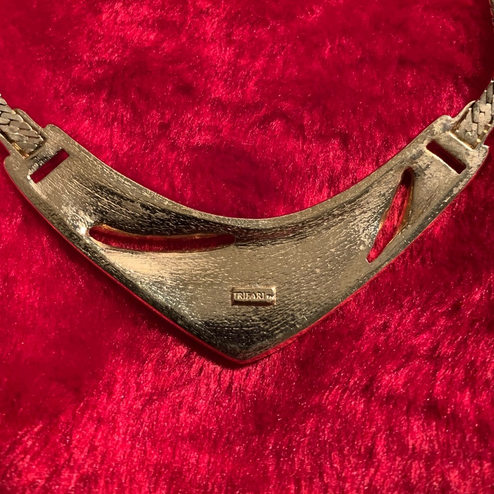 Vintage Trifari V Shape Necklace - Picture 4 of 4